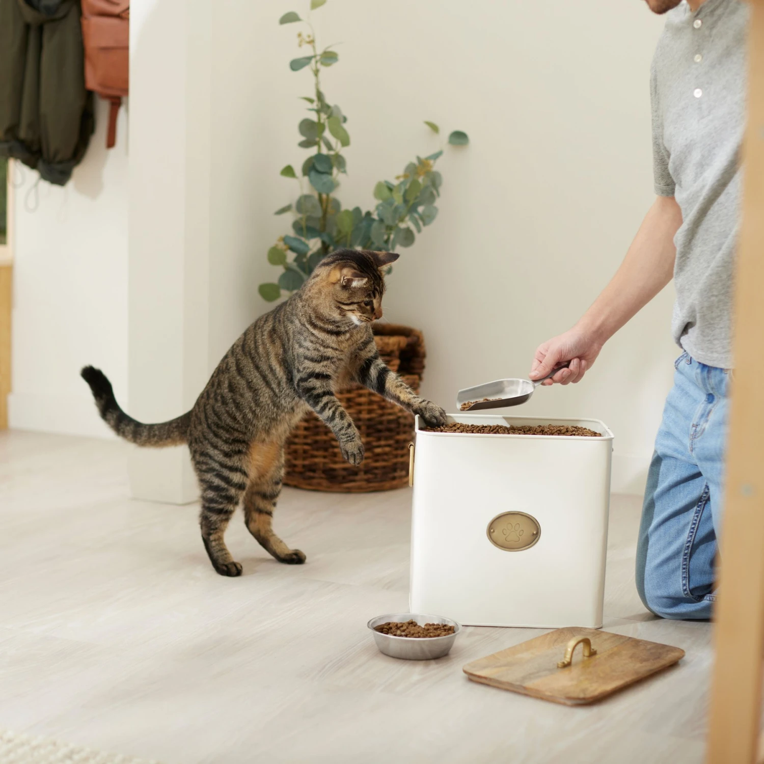 Frisco Premium Airtight Dog & Cat Food Storage Canister With Scoop 5 Frisco Premium Airtight Dog & Cat Food Storage Canister With Scoop - Image 4